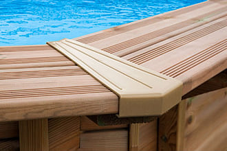 Caratteristiche della piscina in legno fuori terra da giardino con Liner sabbia Riva 490: protezioni angolari del bordo in PVC
